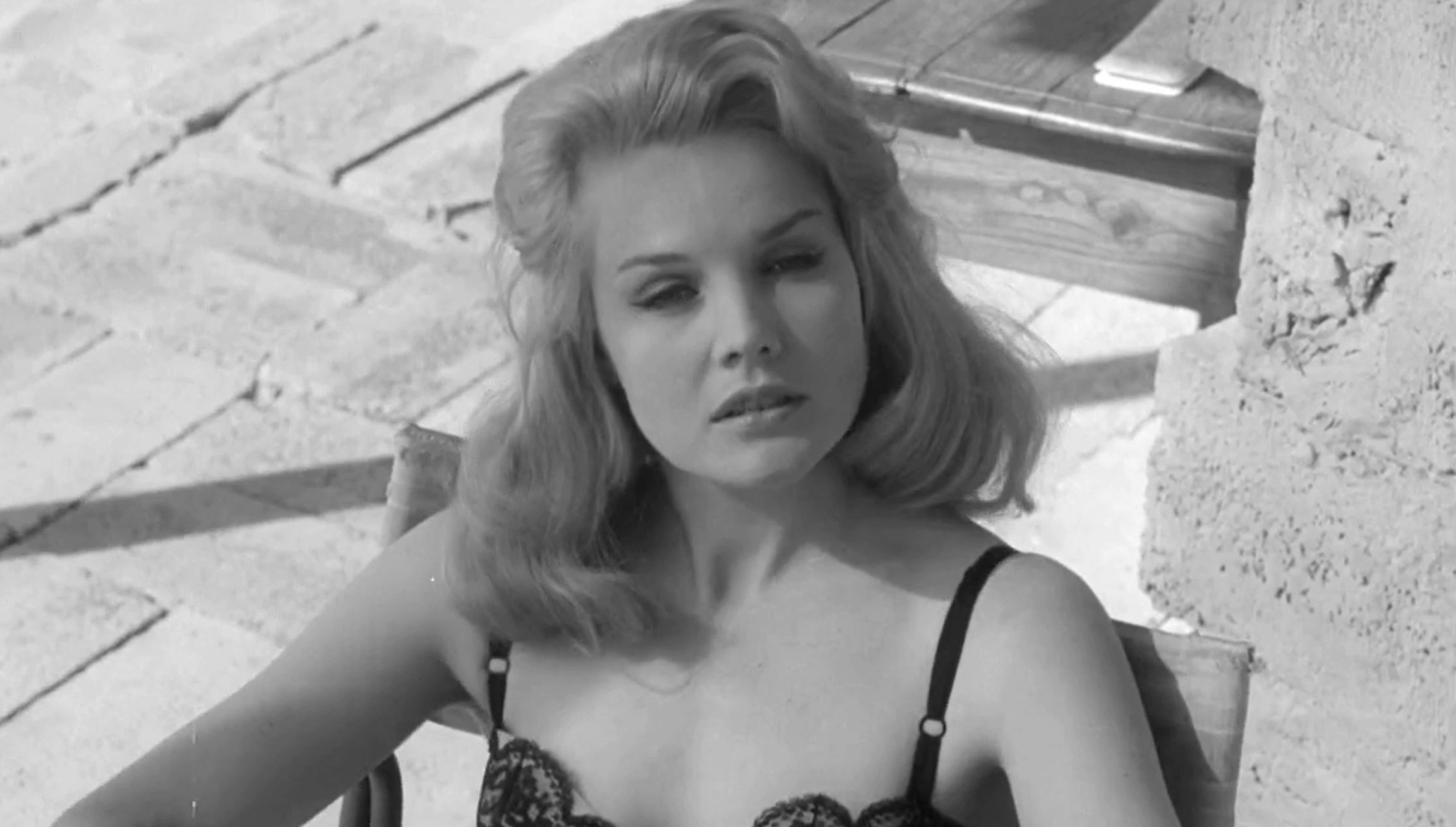 Classic Pin-up  Babes - Carroll Baker Lookalike
