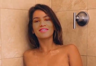 Fake Zendaya masturbating in the shower